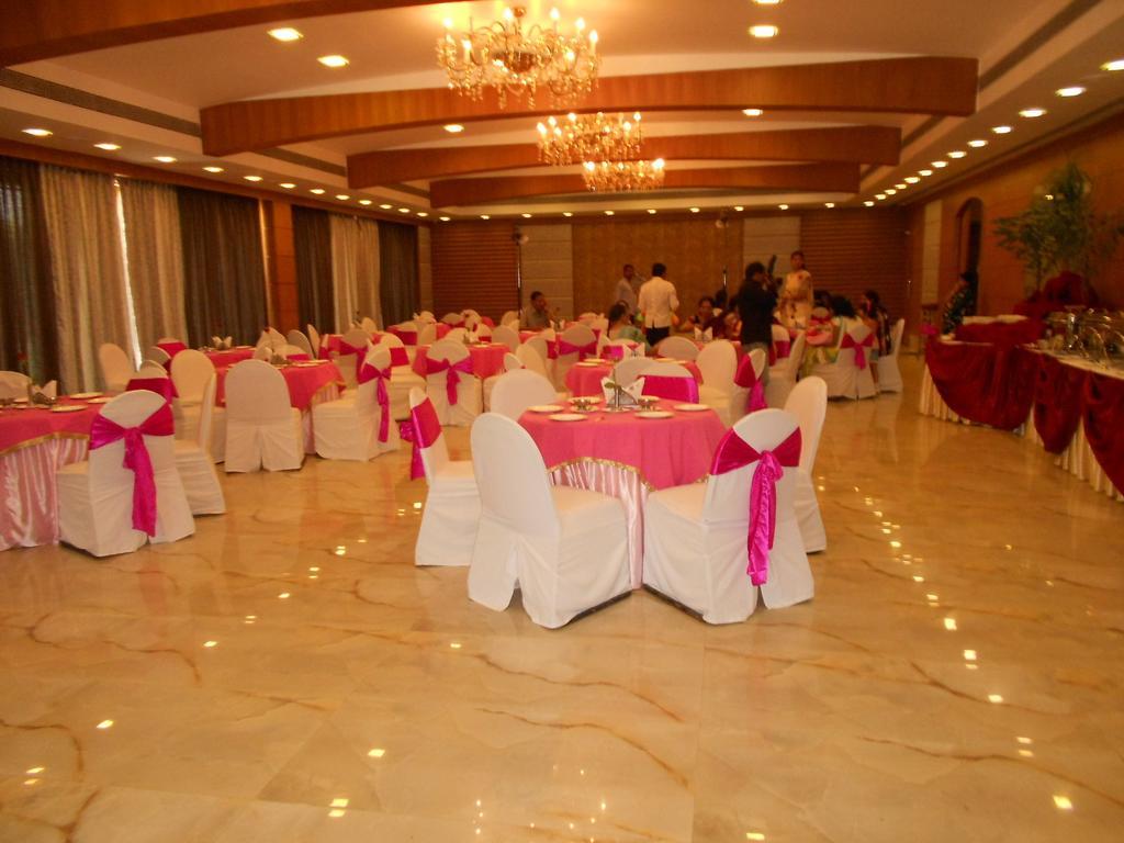Hotel Babylon International Raipur  Room photo